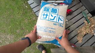 クラピアの庭に砂を入れてレベリングする