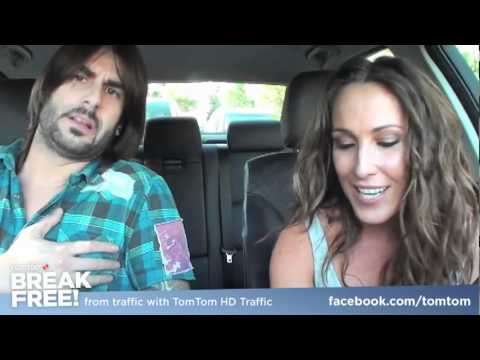 Malú y Melendi se liberan del tráfico cantando I Want To Break Free