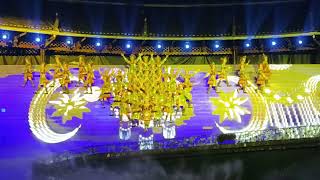 中國廣西柳州三江大型實境歌舞表演“坐妹三江”，聲光效果搭配俐落舞蹈（橫向攝影）