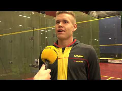 Squashin pelaaja Miko Äijänen Urhean Matkalla Huipulle -verkkolehdessä 3/2020