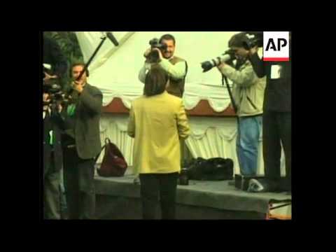 CHILE: SANTIAGO: PRANKSTERS OFFER TRICK PRESENTS TO BILL CLINTON