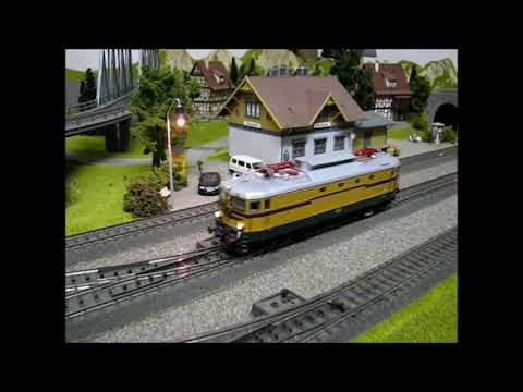 ACME SŽ 342 Moped fährt nach dem Umbau von vier Lokomotiven auf das Märklin H0-System.