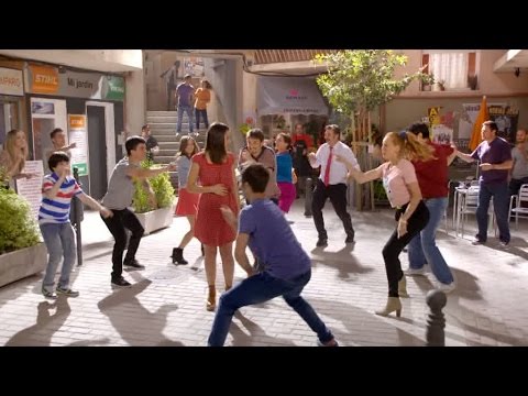 Vive cantando - César hace un flashmob para pedirle matrimonio a Lucía