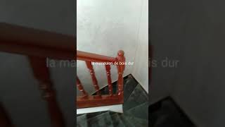 La rampe d'escalier en bois dur