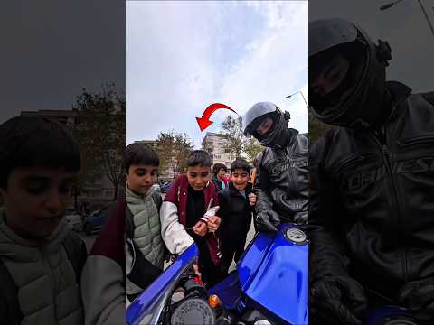 School kids turn the heavy bike accelerator 😳