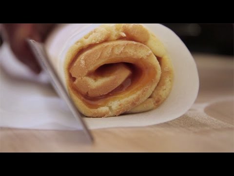 Biskuitroulade backen und richtig rollen | Biskuitroulade Rezept