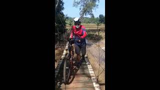 Download lagu Tante Iyen Digoyang di jembatan mp3