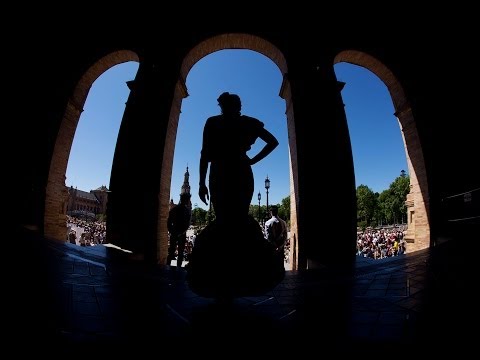 La Plaza de España se viste de flamenca en el centenario del Parque María Luisa