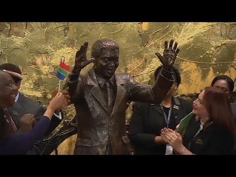 شاهد الأمم المتحدة تحتفل بعيد ميلاد نيلسون مانديلا المئة بالكشف عن تمثال له…