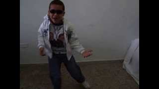 Niño Canta y Baila Reggaeton.
