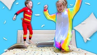 ПИЖАМНАЯ ВЕЧЕРИНКА Светы и Богдана - остались одни дома! Видео для детей
