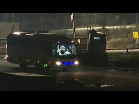 Bus transporting freed Palestinian detainees leaves Ofer prison | AFP