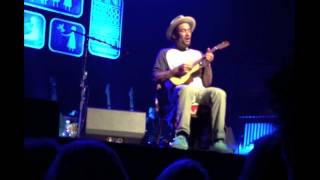 Ben Harper playing Suzie Blue on Ukulele