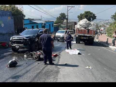 Dos personas fallecidas y tránsito varado tras fuerte accidente en Villa Nueva