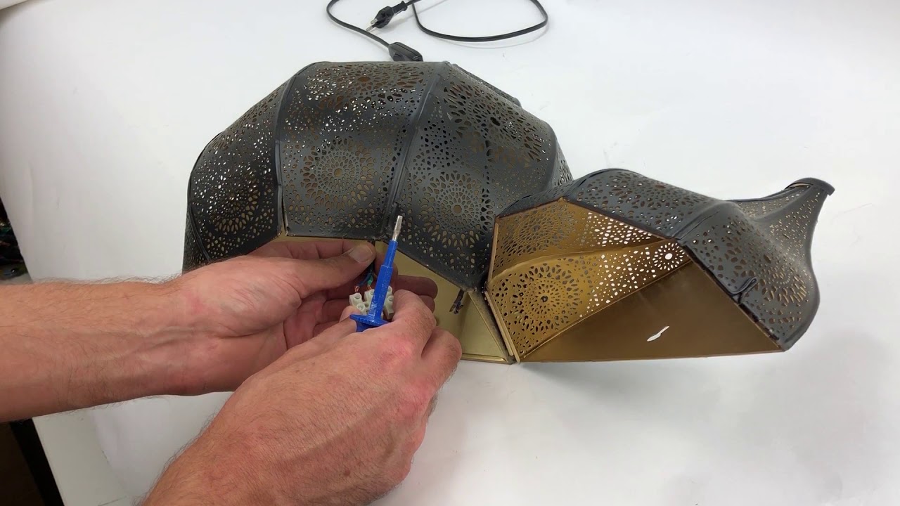 Aansluiten van een schakelaar en stekker aan een oosterse wandlamp voor inbouw