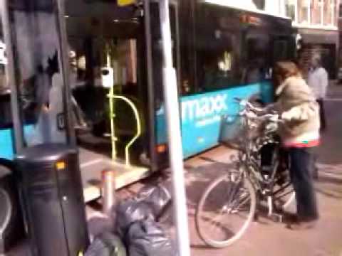 Connexxion bus tegen paal in Alkmaar