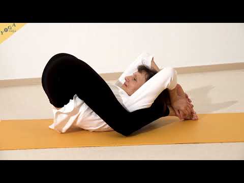 Yoga Schlafstellung mit Händen an den Füßen - Yoga Nidrasana Variation - Yoga Asana Lexikon