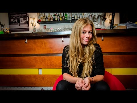 AUF DEM ROTEN STUHL | ZOE Straub "Ich möchte nicht, dass jemand böse auf mich ist"