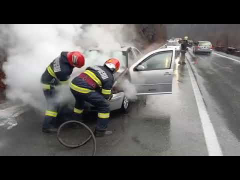O mașină a luat foc în trafic pe Valea Oltului