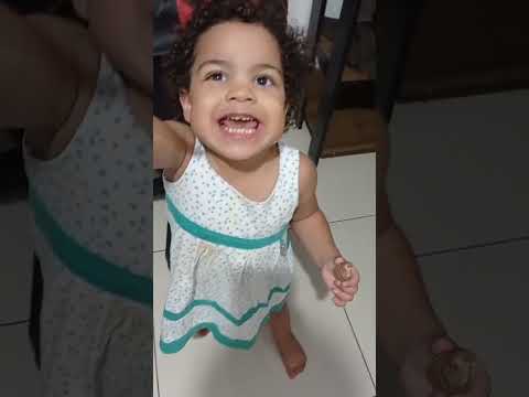 comendo bombom de chocolate 🍫 que ela ganhou 😍Maria Fernanda criança de 2 anos