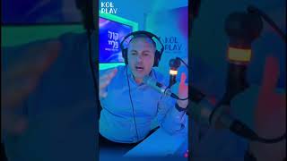 אריאל דרעי מנכ״ל קול ברמה על המפגש המרגש של הרב יגאל כהן עם רומי גונן שהשתחררה משבי חמאס (ארגון ענפים) - התמונה מוצגת ישירות מתוך אתר האינטרנט יוטיוב. זכויות היוצרים בתמונה שייכות ליוצרה. קישור קרדיט למקור התוכן נמצא בתוך דף הסרטון