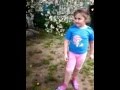 Девочка танцует под песню Потапа и Насти-Ру-ру-ру 