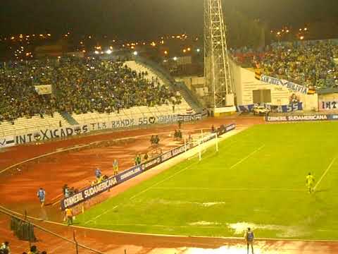 "La Hinchada en el Bermudez en el Partido San Jose 1 - 1 El Nacional de Ecuador 2" Barra: La Temible • Club: San José