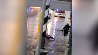 Donna annegata nel sottopasso: il video del carabiniere che tenta disperatamente di salvarla