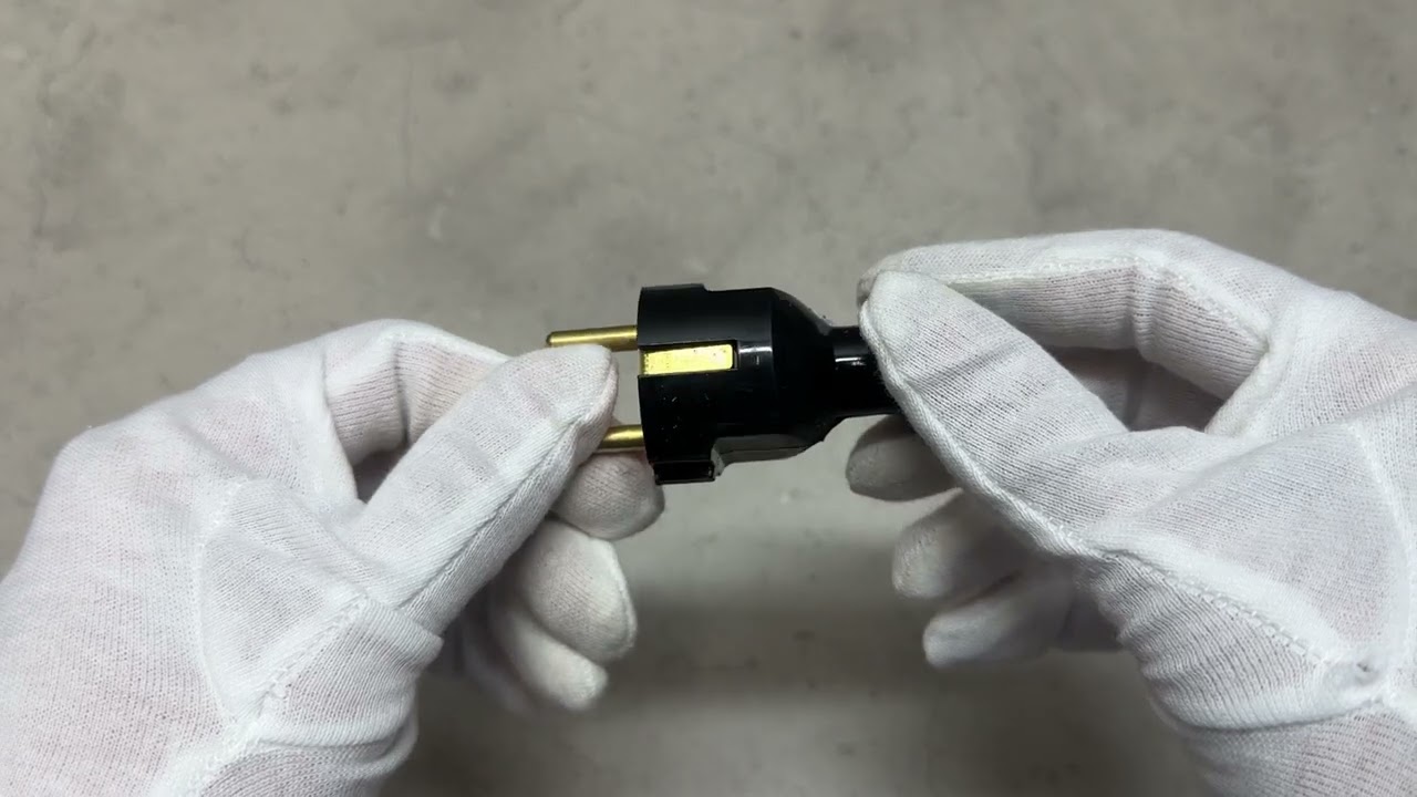 Вилка штепсельная LXL 326BLP с заземлением прямая черная