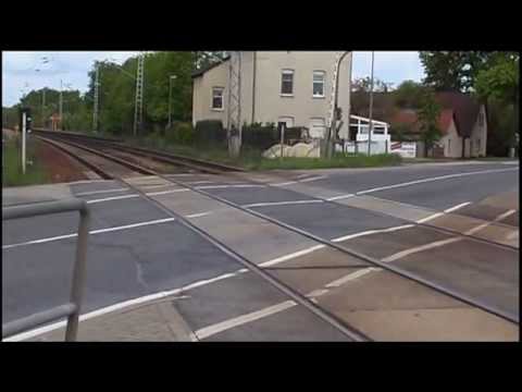 Gesperrt: Bahnübergang an der B 96 in Hoyerswerda - ELSTERWELLE