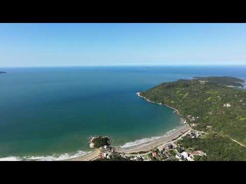 Vista do Topo Voo de Drone Morro do Macaco, Bombinhas
