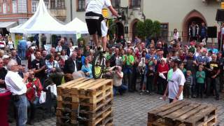 preview picture of video 'Trial Biker Show in Landshut - Sprung auf 1,50 Meter Paletten!'