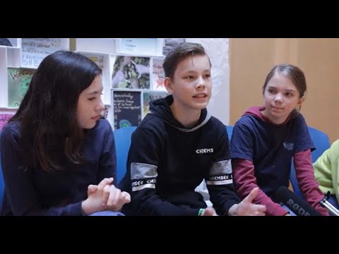 Schülern*innen der Wichern Schule sprechen mit Landespastor Dirk Ahrens