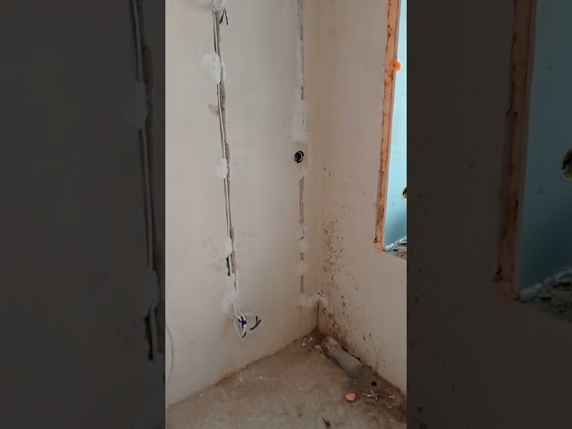 Фото На данном видео представлена "черновая" электропроводка в однокомнатной квартире. В течение четырёх дней произведена замена всей электропроводки с заменой вводного кабеля из подъезда к квартирному щитку, организация перепломбировки электросчётчика, а также монтаж слаботочной проводки (интернет и домофон). По согласованию с заказчиком выполнено распределение нагрузки в щитке с установкой устройства защитного отключения и реле контроля напряжения. Электропроводка выполнена как в гипсокартонных стенах так и в бетонных. Применён кабель ШВВПнгд разных сечений, пропайка соединений в распределительных коробках выполнена припоем при помощи молоткового паяльника.  