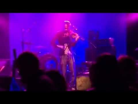 string 'n' base live beim AndersSein vereint Festival