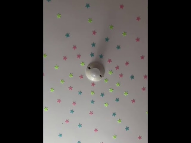 Vídeo relacionado con 201 calcomanías de estrellas que brillan en la oscuridad para techo, relleno de calcetines, decoración de pared, habitación, regalos, estrellas brillantes 3D luminosas