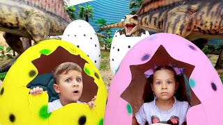 Download lagu Diana y Roma caminan por el parque de dinosaurios mp3