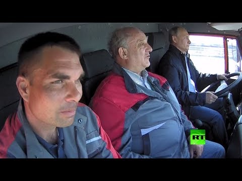 بوتين يقود شاحنة "كاماز" أثناء افتتاح أضخم جسر في أوروبا