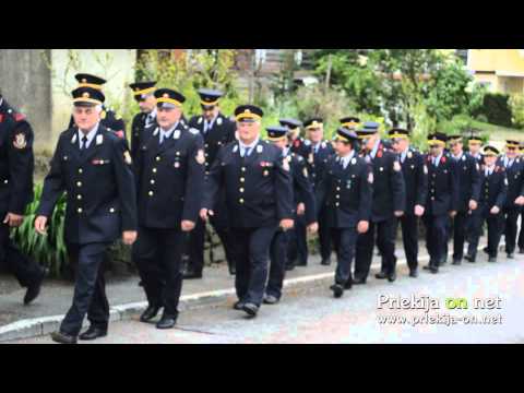 Gasilci in gasilke sektorja Mala Nedelja gredo proti cerkvi