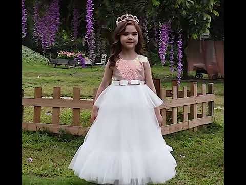 Biała sukienka dla dziewczynki z cekinami