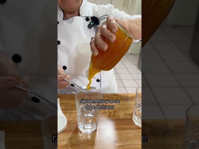 Vídeo relacionado con Qhoney, Ganadora de Oro - Paris Raw Honey Awards 2025 - Miel Pura de Abeja 1kg, Cruda, Natural, sin Pasteurizar, sin Azúcar