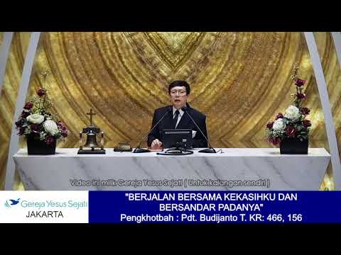 Berjalan Bersama Kekasihku dan Bersandar Padanya