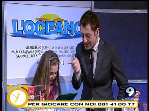 Giorgia Siniscalchi collabora durante il Quiz Musicale - Studio Mattina 12/03/13