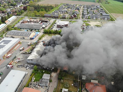Brennt Produktionshalle in Salzhausen am 07.05.2023