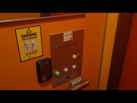 BROKEN!!! 1976 KONE (upg.) Hydraulic Elevator @ Östra Parkgatan 4, Söderhamn, Sweden.