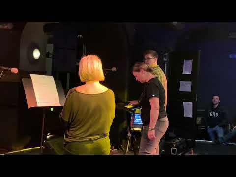 Bára Basiková & Míša Klímková - Halo