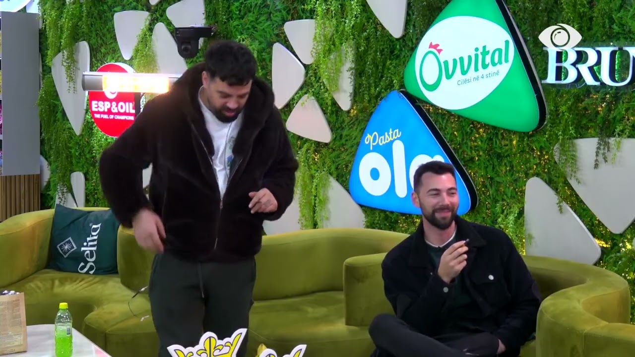 Aleanca…/ Stine-banorëve në oborr: Kam dy orë që e këndoj