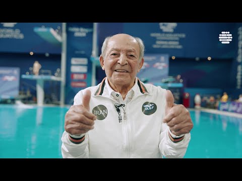 El iraní Taghi Askari, de cien años, efectúa su penúltimo salto en el Mundial de natación