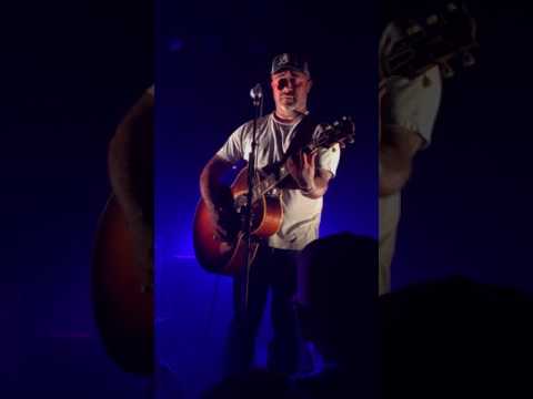 Aaron Lewis' emotional tribute to Chester Bennington