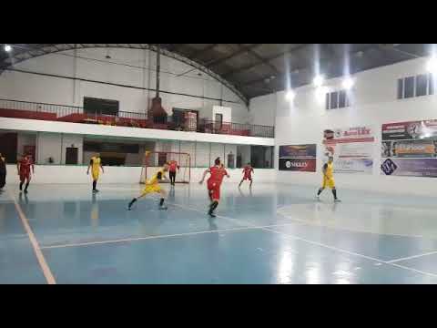 Fabrício fazendo gol pelo cometa futsal na quadra do menaka